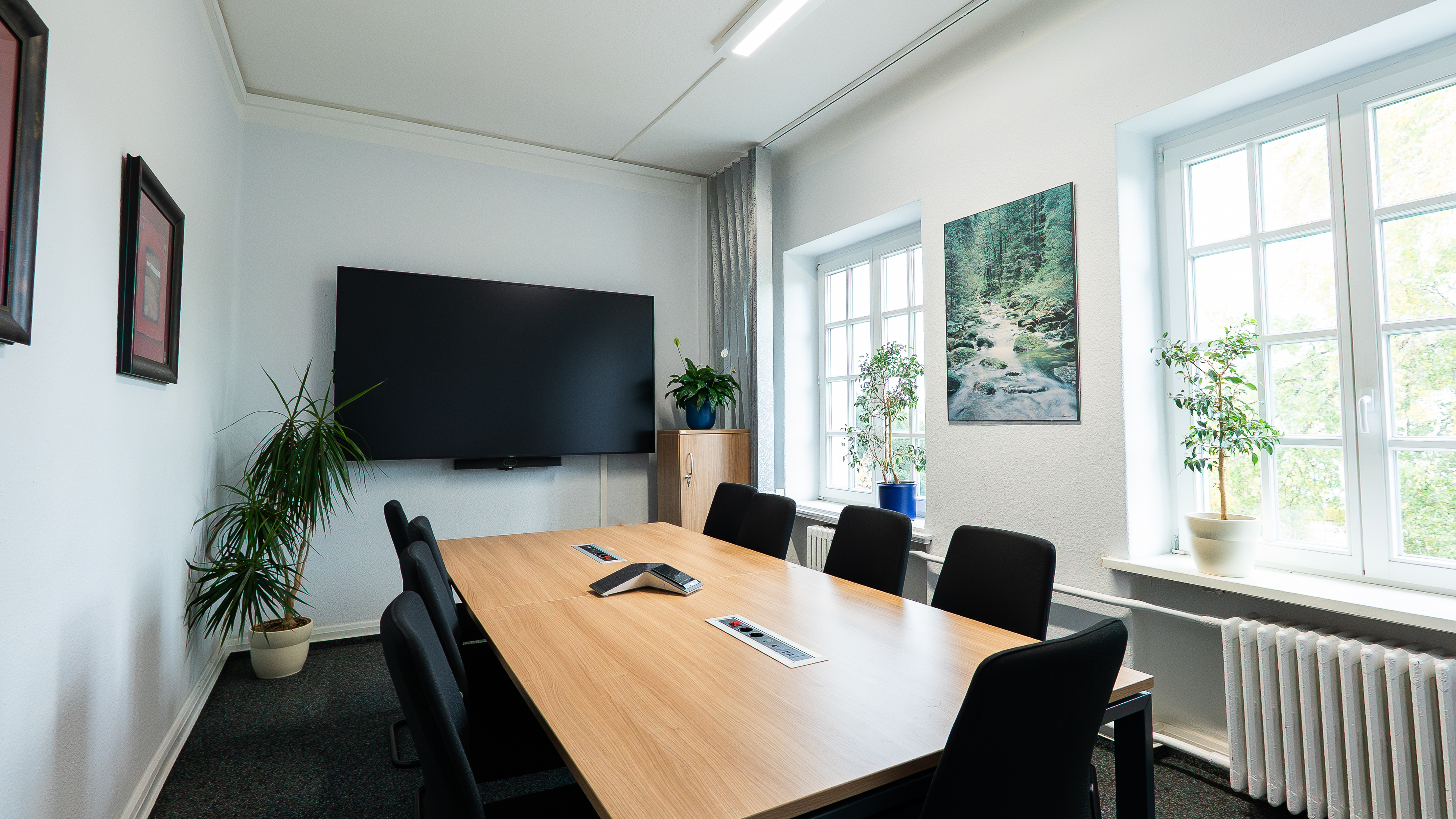 Konferenzraum mir Tisch, Stüglen und TV
