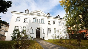 Weißes Gebäude in der Natur